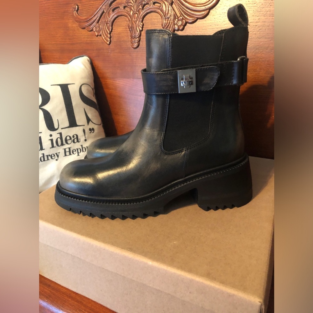 Women’s Steve Madden Gates Black Lug Sole Leather Ankle Boots
Size 9.5
Brand new - Picture 4 of 7